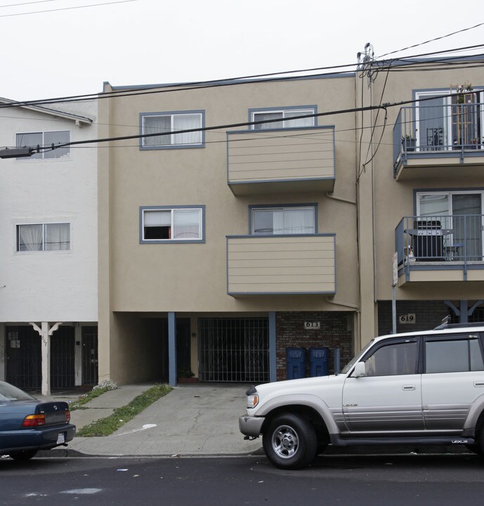 613 Sylvan St in Daly City, CA - Foto de edificio