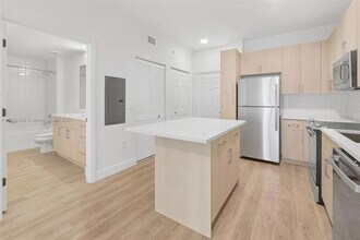 10170 SW 7th St, Unit 20-205 in Pembroke Pines, FL - Building Photo - Building Photo