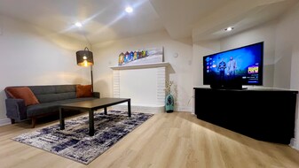 2 Lytton Blvd in Richmond Hill, ON - Building Photo