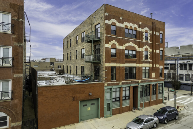 1350 W Grand Ave in Chicago, IL - Building Photo - Building Photo