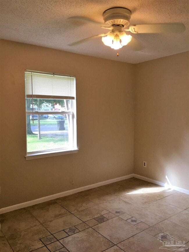 1028 Woodbury Pl in Gonzalez, FL - Building Photo - Building Photo