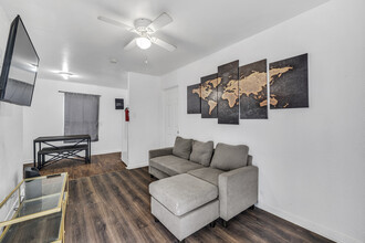 Ashley Apartments in Houston, TX - Building Photo - Interior Photo