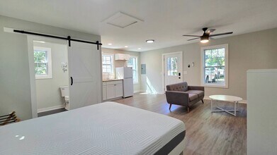 1033 W Broad St in Griffin, GA - Building Photo - Building Photo