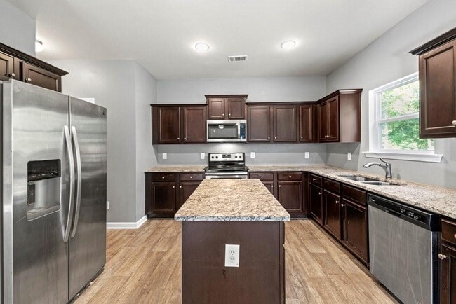 1051 Hebron Rd in Commerce, GA - Building Photo - Building Photo