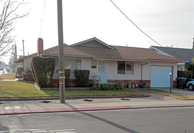 2532 Leslie Ln in Ceres, CA - Foto de edificio - Building Photo