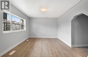 736 University Ave E in Windsor, ON - Foto de edificio - Building Photo