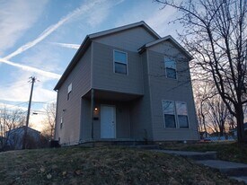 306 S Yellow Springs St in Springfield, OH - Building Photo