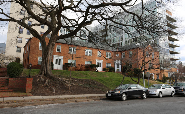 Bradley Terrace Apartments & Townhomes in Bethesda, MD - Building Photo - Building Photo