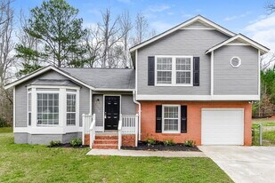 2443 Deep Shoals Cir in Decatur, GA - Building Photo