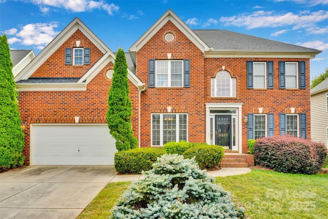 16829 Hampton Trace Rd in Huntersville, NC - Building Photo