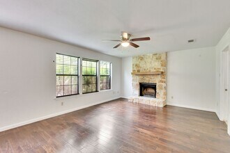 7501 Gaines Mill Ln in Austin, TX - Foto de edificio - Building Photo