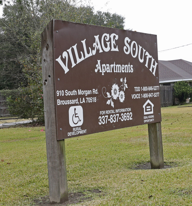 Village South Townhomes in Broussard, LA - Building Photo - Building Photo