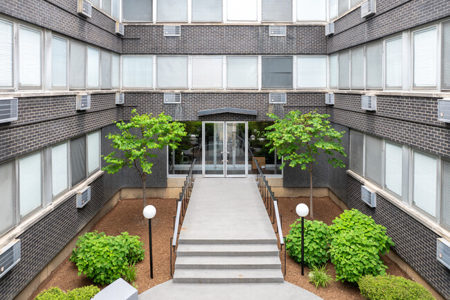 7251 Randolph St in Forest Park, IL - Foto de edificio - Building Photo