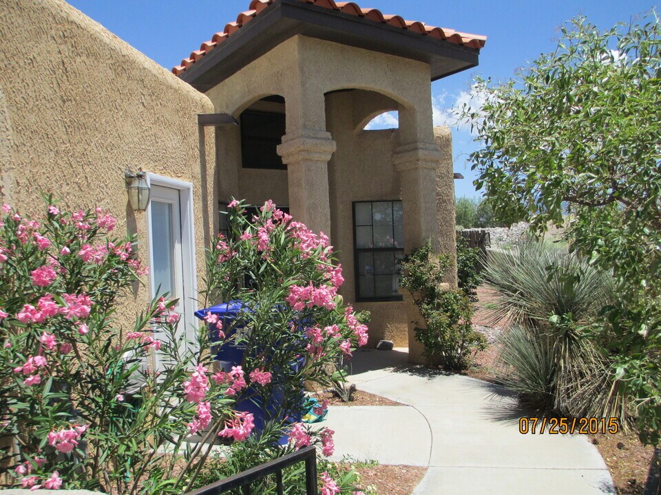 2142 Sugar Pine Way in Las Cruces, NM - Building Photo