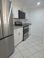7075 NW 186th St in Hialeah, FL - Building Photo