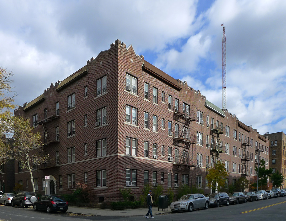 41-07 47th Ave in Sunnyside, NY - Building Photo