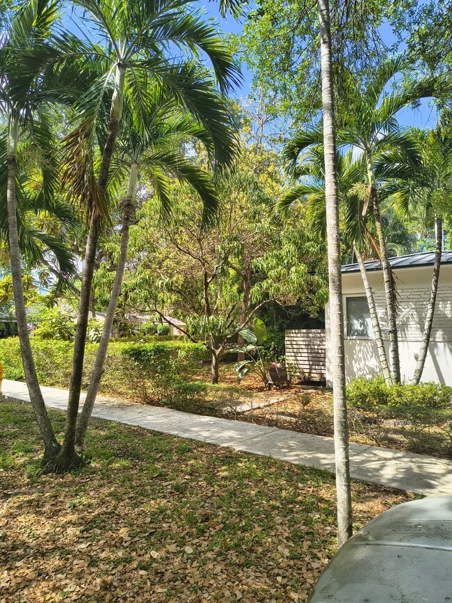 789 Pinecrest Dr in Miami Springs, FL - Foto de edificio - Building Photo