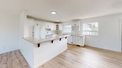 9639-9685 85 Ave in Grande Prairie, AB - Building Photo - Building Photo
