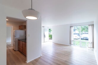 104 Birch St, Unit A3 in Falls Church, VA - Building Photo - Building Photo