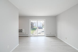 828 Holly Gardens in Fulton, NY - Building Photo - Interior Photo