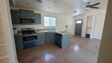 1490 Tonto Dr in Bullhead City, AZ - Building Photo - Building Photo
