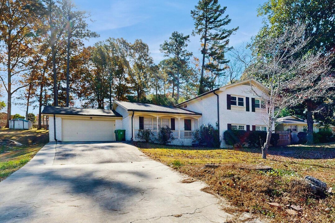 Bright, Spacious Stone Mountain Residence on Tahoe Circle in Stone Mountain, GA - Building Photo