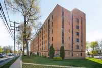 Totten Towers in Hempstead, NY - Foto de edificio - Building Photo