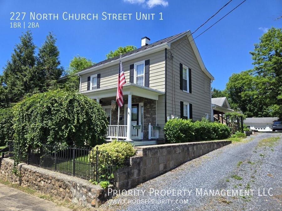 227 N Church St in Woodstock, VA - Building Photo