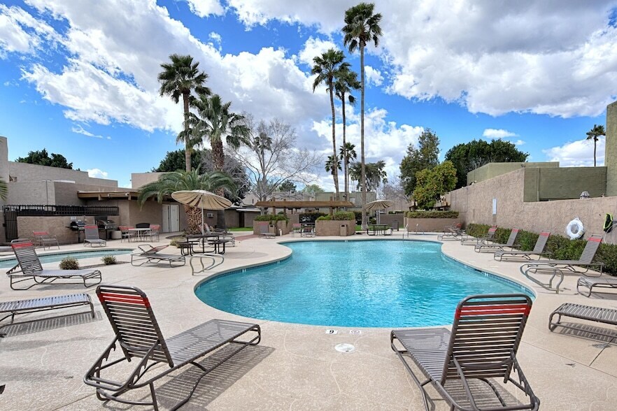 8574 E Indian School Rd in Scottsdale, AZ - Building Photo