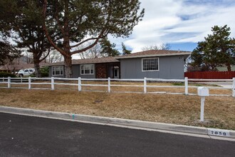 7050 Pembroke Dr in Reno, NV - Foto de edificio - Building Photo