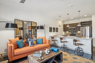 Alma Hub 121 in McKinney, TX - Foto de edificio - Building Photo