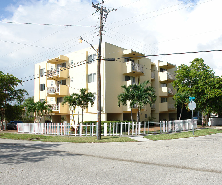 1090 NE 129th St in North Miami, FL - Foto de edificio