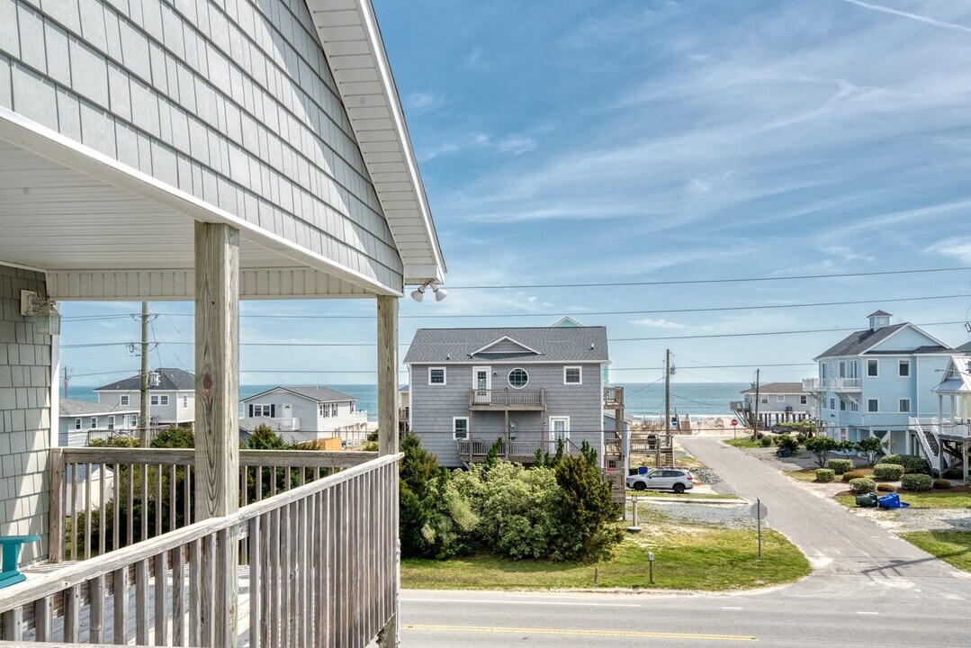 8702 3rd Ave in North Topsail Beach, NC - Building Photo