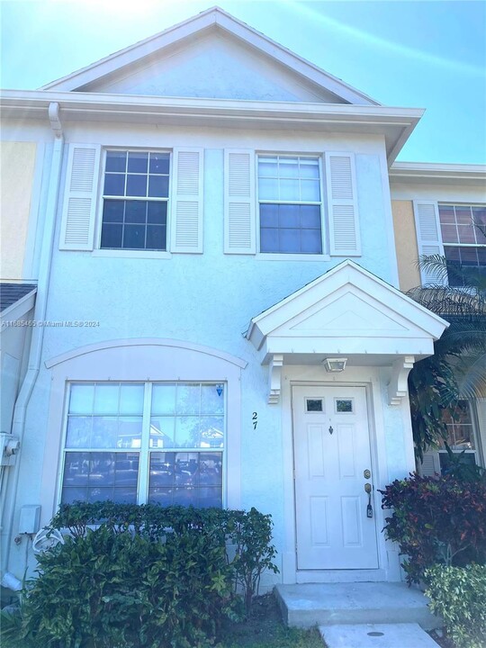 27 Fleming Ct in Weston, FL - Building Photo