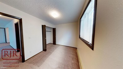 315 Eastdale Dr in Bismarck, ND - Building Photo - Building Photo