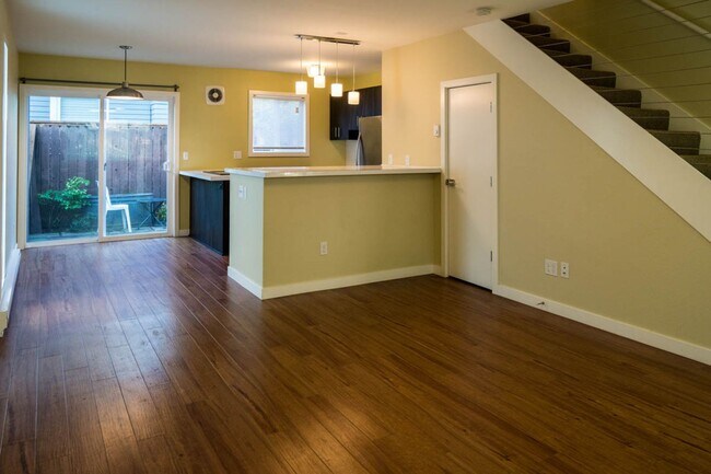 121-125 NE 24th Ave-Unit -125 in Portland, OR - Building Photo - Building Photo
