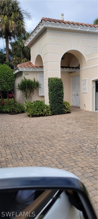 7910 Cocobay Dr in Naples, FL - Building Photo