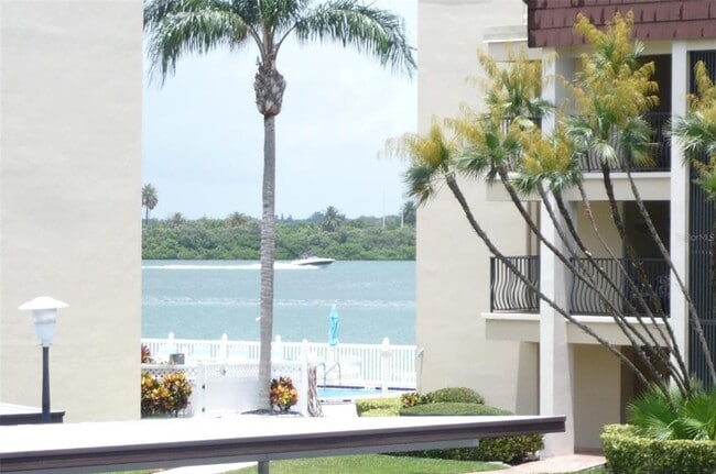 895 S Gulfview Blvd in Clearwater, FL - Foto de edificio - Building Photo