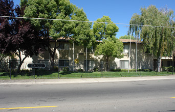 Carlton Woods Apartments in Sacramento, CA - Foto de edificio - Building Photo