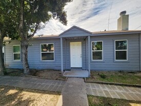 9682 Sunland Blvd in Sunland, CA - Building Photo