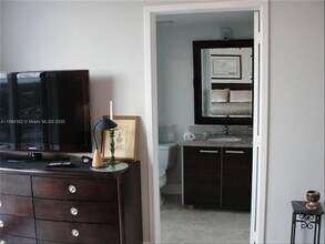 185 SW 7th St in Miami, FL - Building Photo - Building Photo