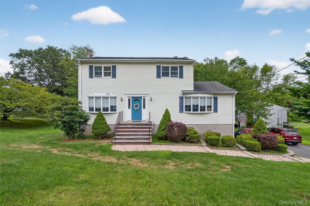 19 McGarrah Rd in Monroe, NY - Building Photo