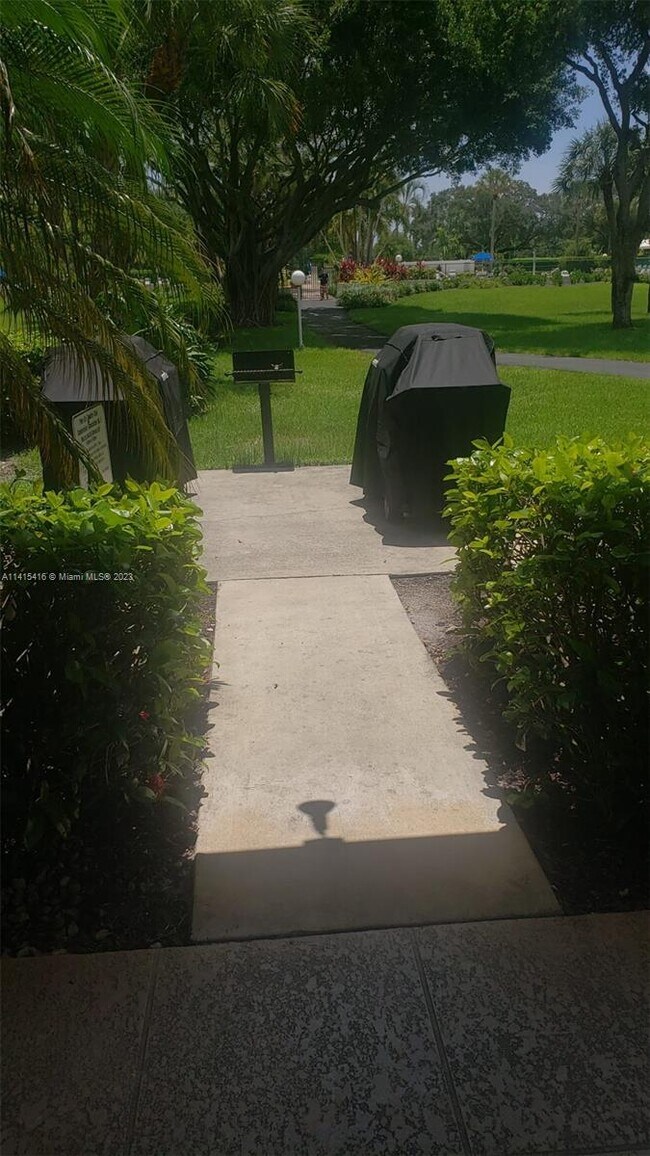 550 Oaks Ln-Unit -101 in Pompano Beach, FL - Building Photo - Building Photo