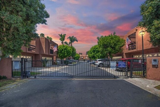 606 Terrace Cir in Huntington Beach, CA - Building Photo - Building Photo