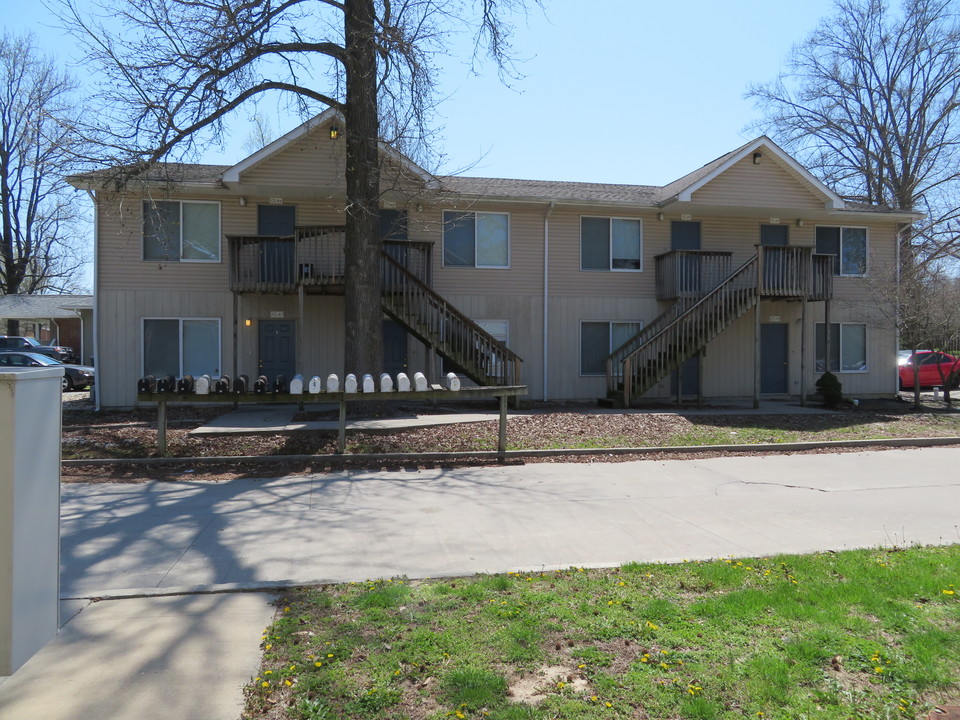 2300 S Illinois Ave in Carbondale, IL - Building Photo