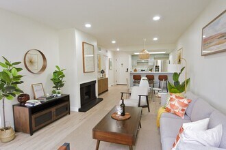 1745 Camino Palmero St, Unit 537 in Los Angeles, CA - Foto de edificio - Building Photo