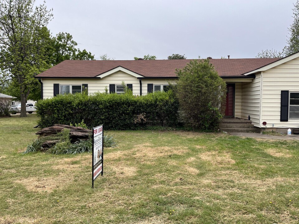 42 E 11th St in Edmond, OK - Building Photo