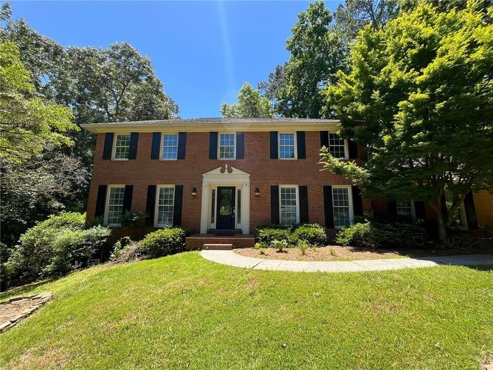 2237 Chimney Springs Dr in Marietta, GA - Building Photo