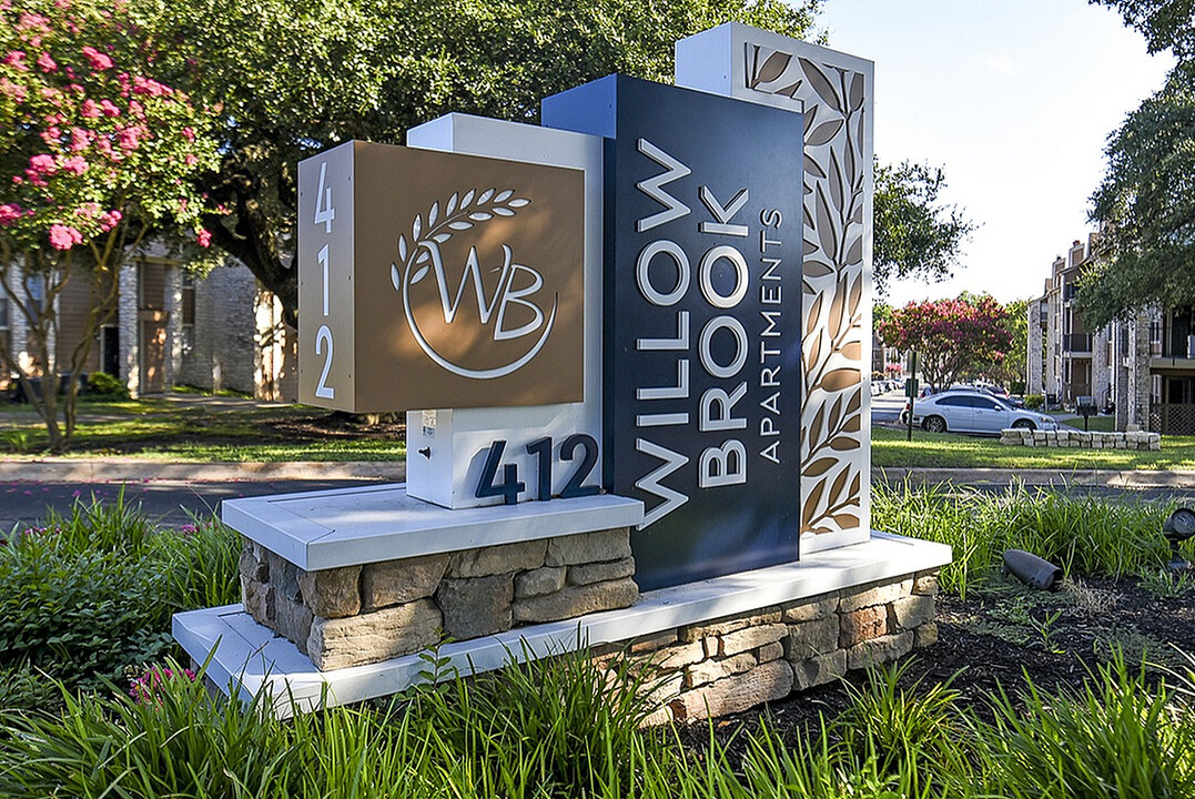 Willow Brook Apartments in Austin, TX - Building Photo