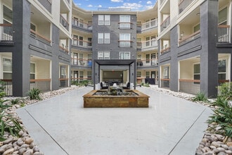 4000 Hulen Apartments in Fort Worth, TX - Foto de edificio - Building Photo